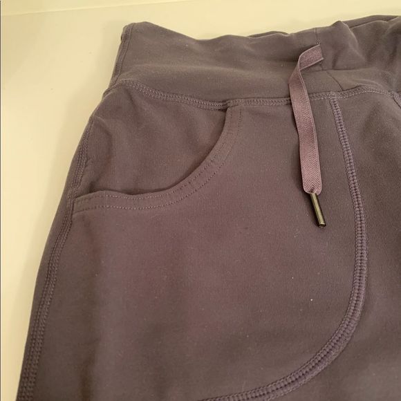 Lululemon Still Knee Length Shorts, Size 2, NWT - Picture 5 of 10